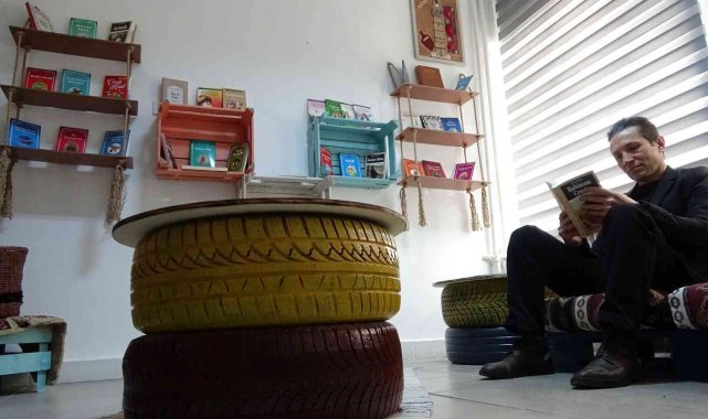 Atık malzemelerden 'kitap okuma köşesi' yapıldı