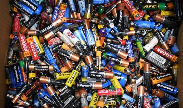 Atık piller tiyatro biletine dönüştü