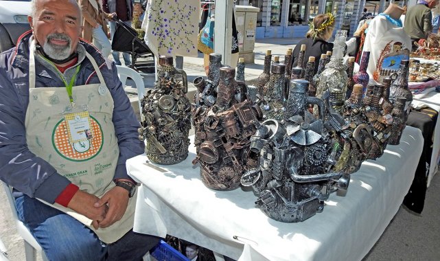 Atıkları sanat eserine dönüştürüyor