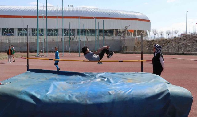 Atletler il birincisi olmak için ter döktü