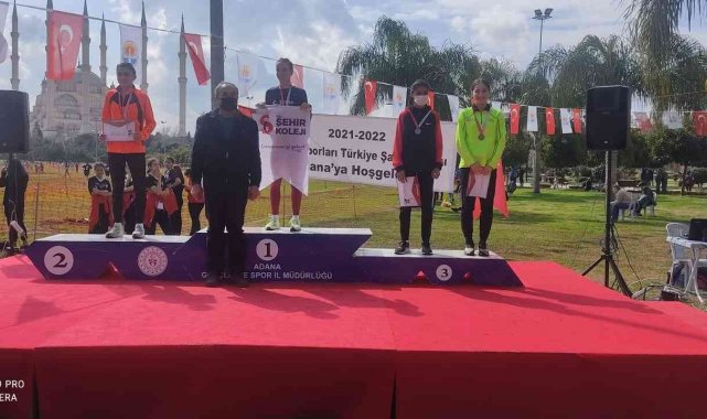 Atletler Okullar Arası Kros Şampiyonasında 3 kupa kazandı