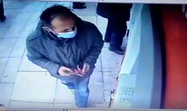 ATM&#039;de unutulan emekli maaşını kapan hırsız kamerada