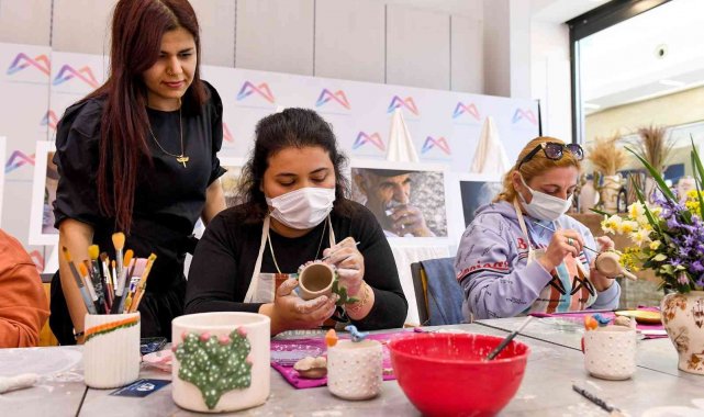 Atölye çalışmasına katılan kadınlar hem eğleniyor hem öğreniyor