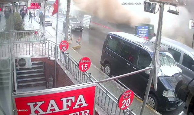 Avcılar&#039;da kontrollü yıkım sırasında bina çöktü: Faciadan dönülen anlar kamerada