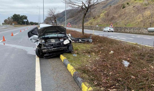 Aydınlatma direğine çarpan otomobil kağıt gibi ikiye katlandı