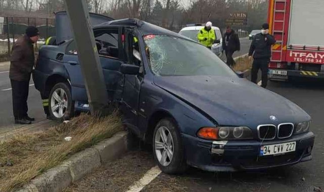 Aydınlatma direğine çarpan otomobilin sürücüsü yaralandı