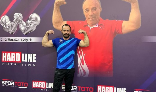 Babasının anısına düzenlenen şampiyonada altın madalyanın sahibi oldu