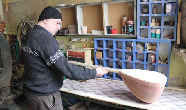 Bağlamayı hem üretiyor hem de çalıyor