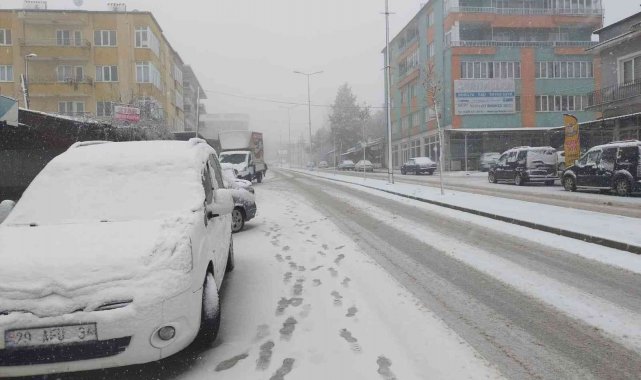 Bahar ayında kar yüzünü göstermeye devam ediyor