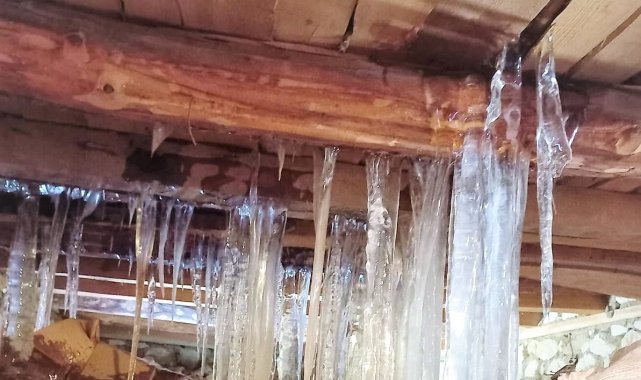 Bahar ayında yarım metre buz sarkıtı oluştu