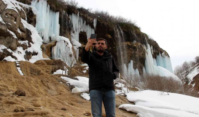 Baharda şelalede oluşan buz sarkıtları, turkuaza çalan rengiyle büyüledi