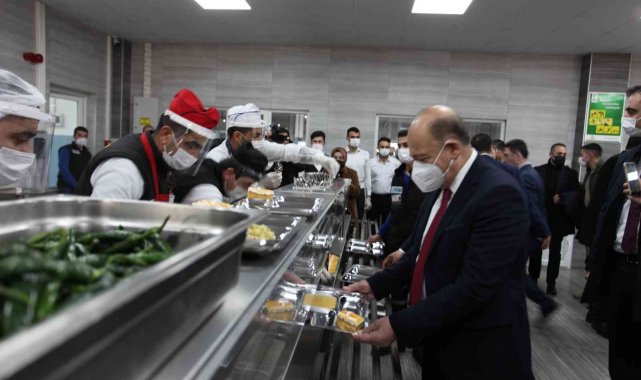 Bakan Bilgin işçilerle yemek sırasına girdi