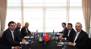 Bakan Çavuşoğlu, Kuleba ile üçlü toplantı öncesinde görüştü