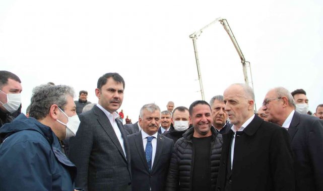 Bakan Kurum, Manavgat'ta kadınlarla birlikte fidan dikti