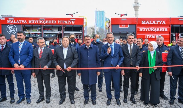 Bakan Özer, Malatya Büyükşehir Belediyesini ziyaret etti