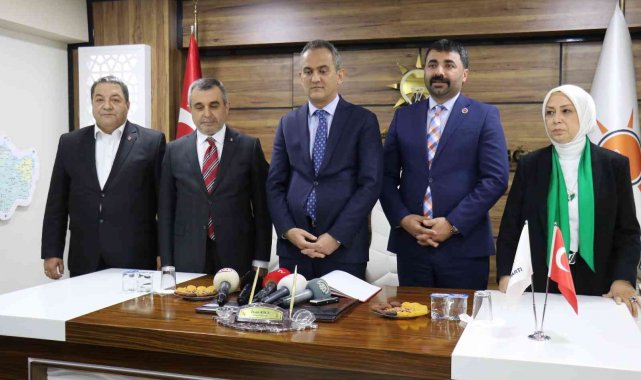 Bakan Özer&#039;den AK Parti Malatya il teşkilatına ziyaret