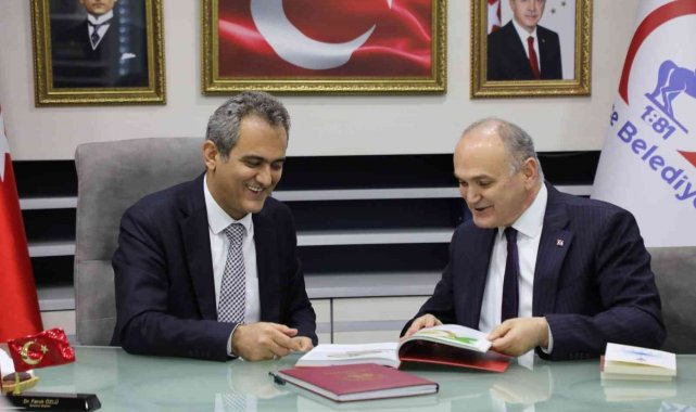Bakan Özer'den Başkan Özlü'ye eğitim teşekkürü
