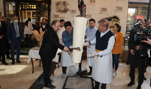 Bakan Varank, Maraş dondurmasını satırla kesti