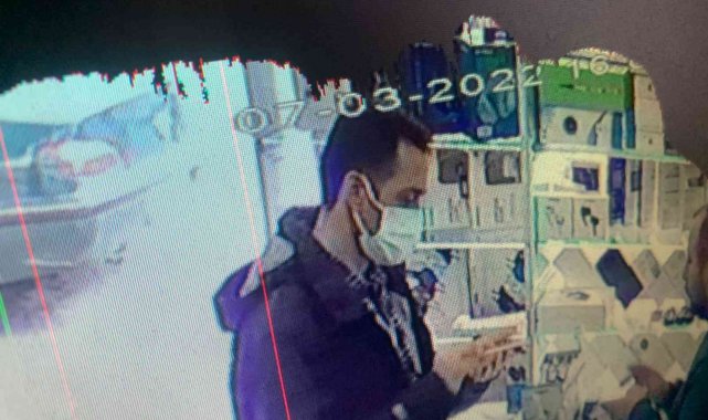 Bakmak için aldığı telefonu çaldı, satarken yakalandı