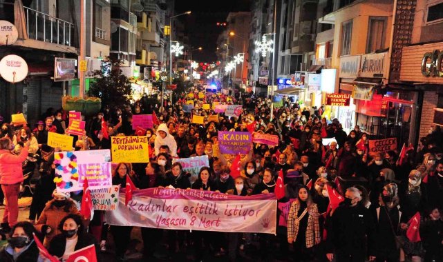 Balçova'da binlerce kadın gece yürüyüşünde buluştu