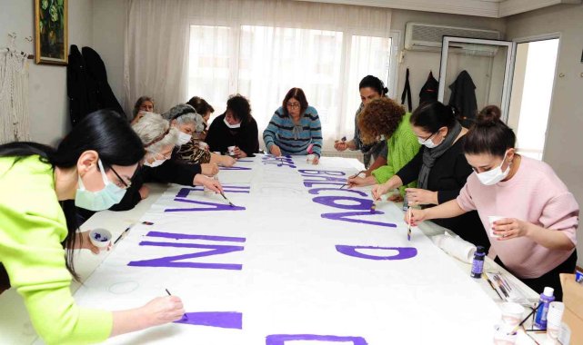 Balçovalı kadınlar pankartlarını hazırlıyor