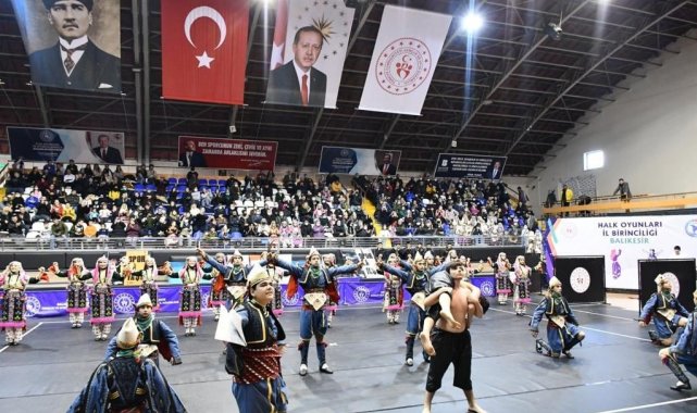 Balıkesir'de Halk oyunları şenliği yapıldı