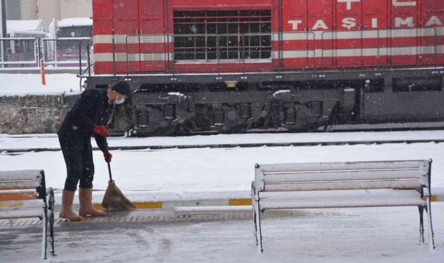 Balıkesir'de kar yağışı etkili oluyor
