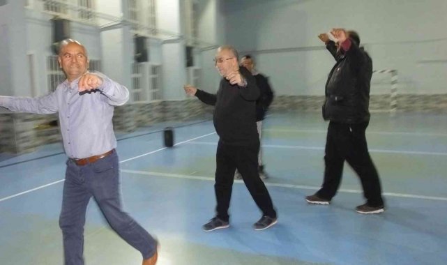 Balıkesir&#039;de mahalle muhtarları zeybek, çökertme ve Edremit güvende oyunlarını öğrendi