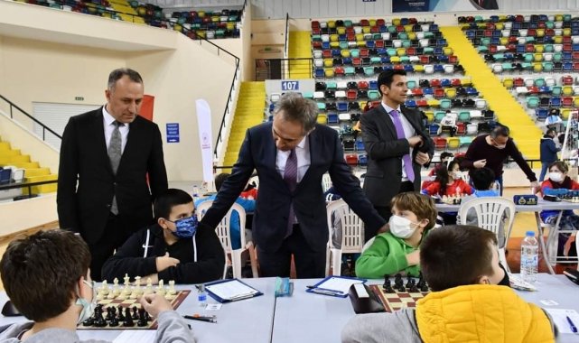 Balıkesir'de öğrenciler satrançta ödül için hamle yaptılar