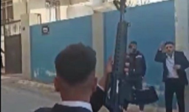 Balkondaki çocuklara aldırış etmeden ateş açan magandalar yakalandı