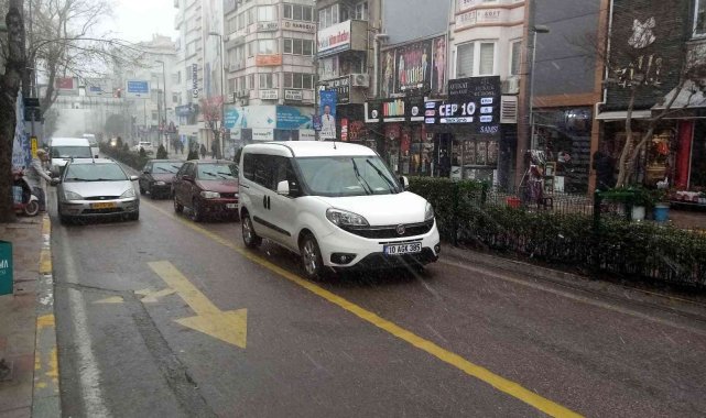 Bandırma güne karla uyandı