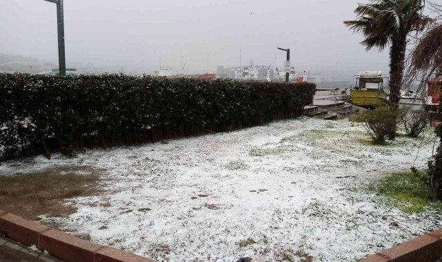 Bandırma&#039;da etkili olan kısa süreli etkili olan kar yağışı ilçeyi beyaza bürüdü.