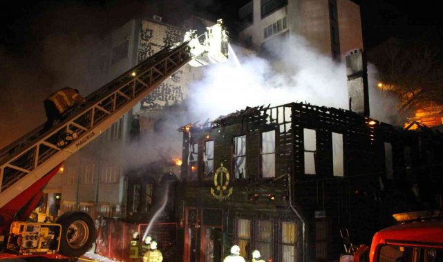 Bandırma'da iki katlı tarihi bina kül oldu