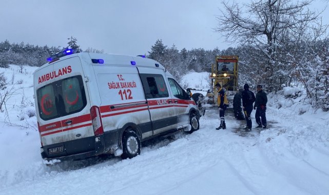 Bartın'da kara saplanan ambulansı karla mücadele ekipleri kurtardı