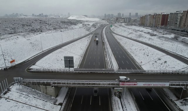 Başakşehir Kuzey Marmara Otoyolu'ndaki kar havadan görüntülendi