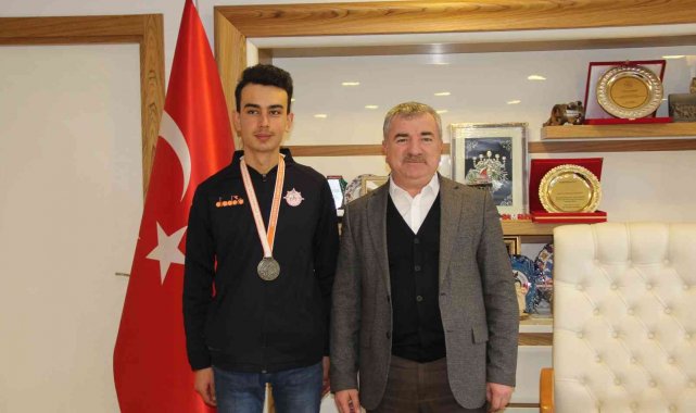 Başarılı sporcuya kaymakam ve başkandan destek