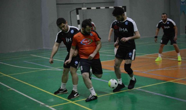 Basın çalışanları futsal ile stres atıyor