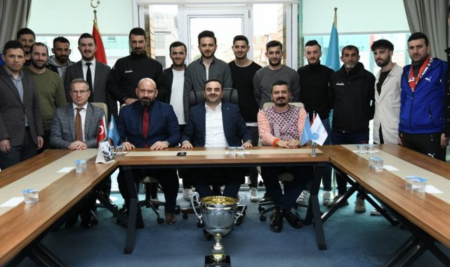 Başiskele Belediyespor şampiyonluk kupasını Başkan Özlü&#039;ye getirdi