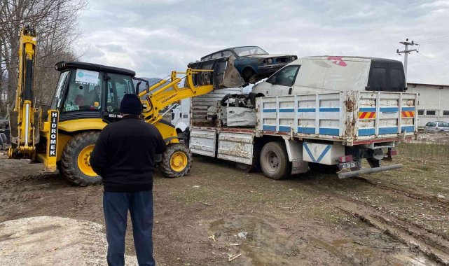 Başiskele'de hurda araçlar toplanıyor