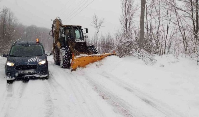 Başiskele'de karla mücadele çalışmaları devam ediyor