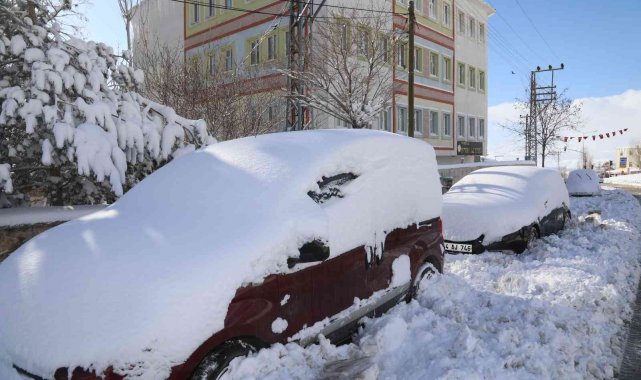 Başkale&#039;de 94 yerleşim yerinin yolu kapandı, okullar tatil edildi