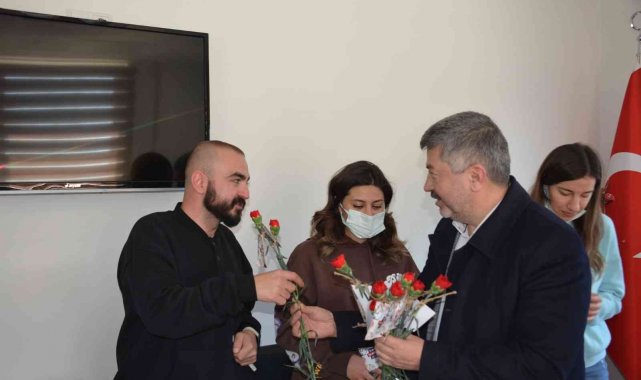 Başkan Akçadurak sağlık çalışanlarını ziyaret etti