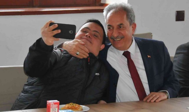 Başkan Akkaya down sendromlu bireyleri ağırladı