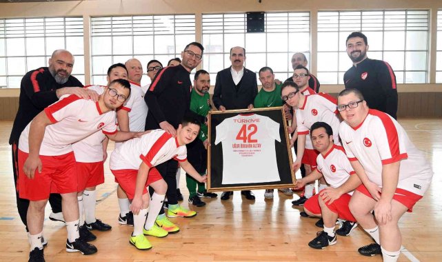 Başkan Altay Down Sendromlular Futsal Milli Takımı kampını ziyaret etti
