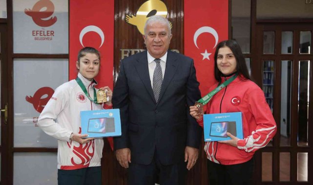 Başkan Atay'dan başarılı sporculara tablet hediyesi
