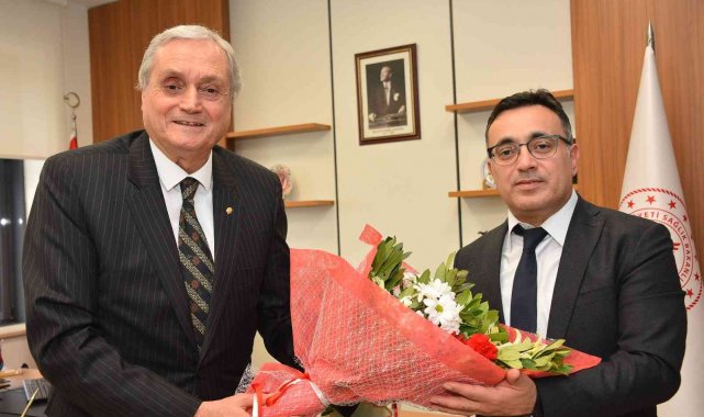 Başkan Bakkalcıoğlu'ndan sağlık çalışanlarına çiçekli kutlama