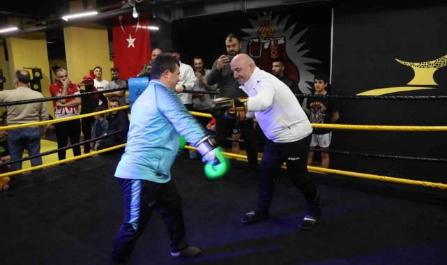 Başkan Bıyık, down sendromlu gençle ringe çıktı