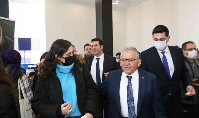 Başkan Büyükkılıç, İKAF'ta Kayseri Büyükşehir standını gezdi