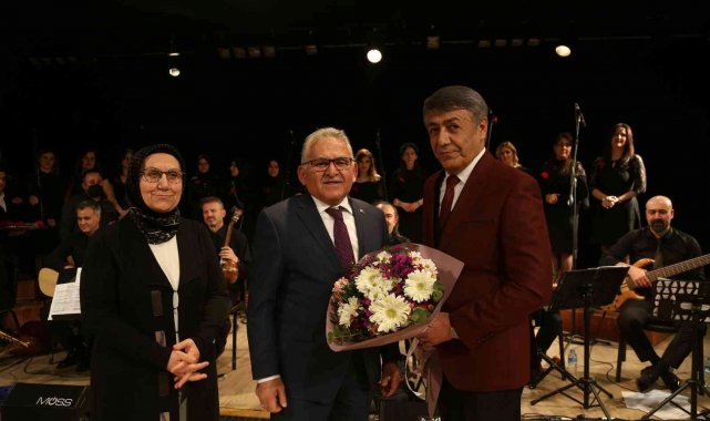 Başkan Büyükkılıç, Kadınlar Korosu Konseri'ni eşi ile birlikte izledi