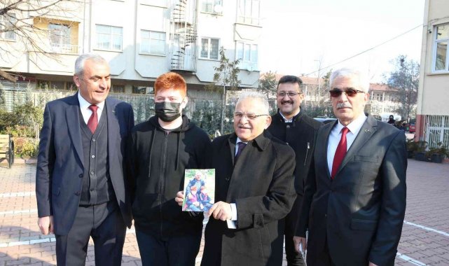 Başkan Büyükkılıç&#039;a Kariyer Günleri&#039;nde fotoğraf sürprizi